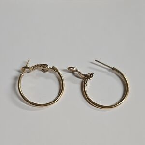 HOST PICK. Vintage. 1" Elegant 10k Gold Hoop Earrings